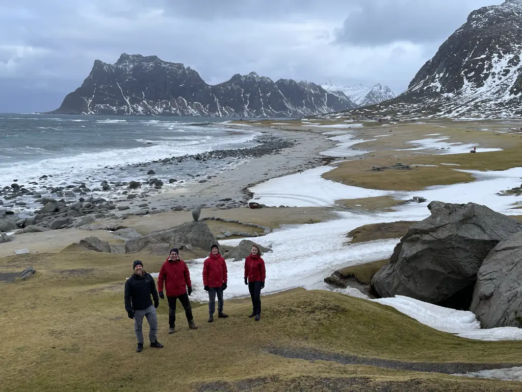 4 mennesker på en strand i Lofoten