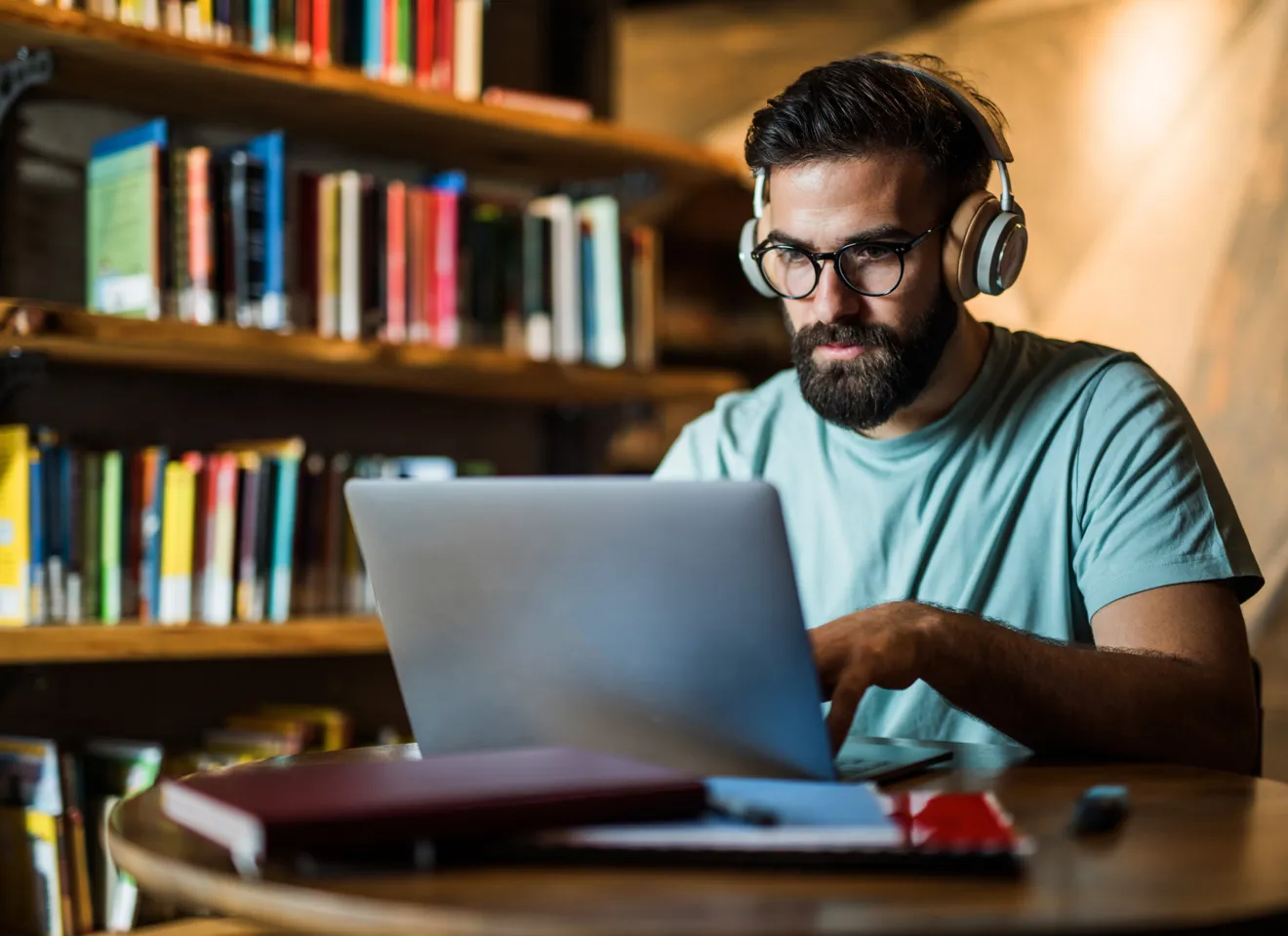 Mann som jobber foran PC