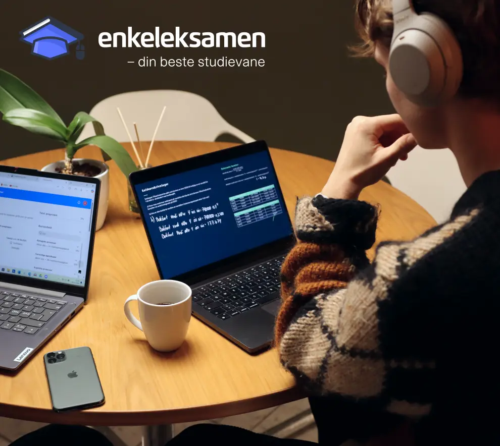 Mann ser på pc-skjerm