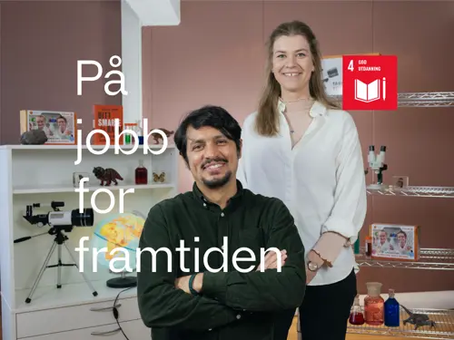 Foto av Santiago og Amalie i et rom med STEM-læringssaker med tekst i bildet: På jobb for framtiden samt ikon til Fns bærekraftsmål 4 - God utdanning.