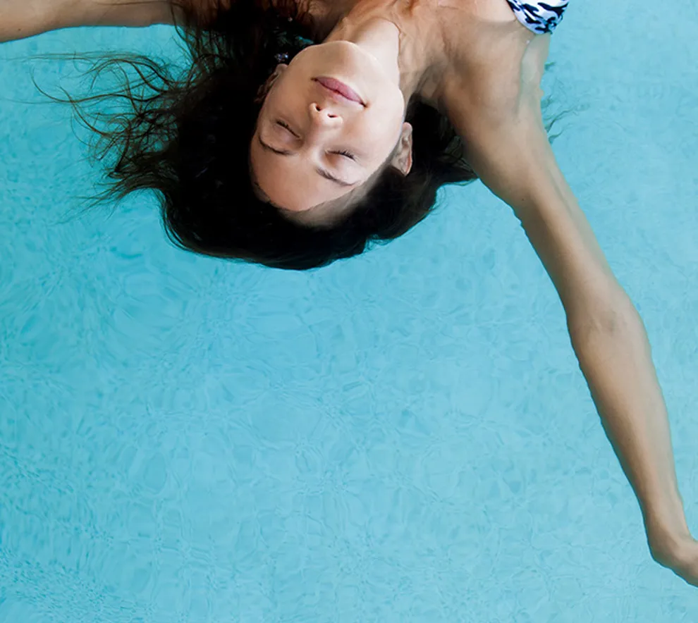 Kvinne som er avslappet i basseng