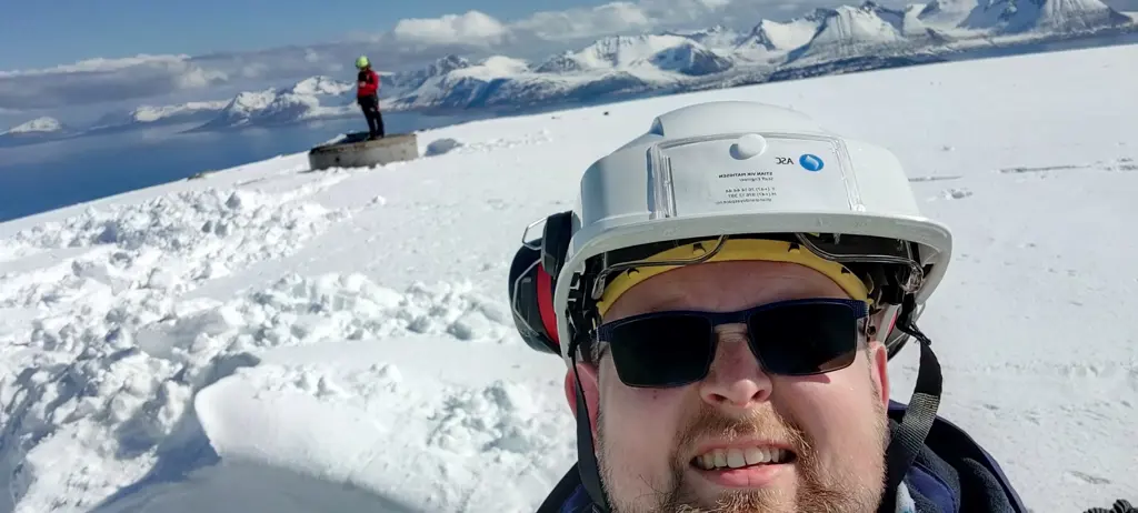 Mann med hjelp ute i snøen