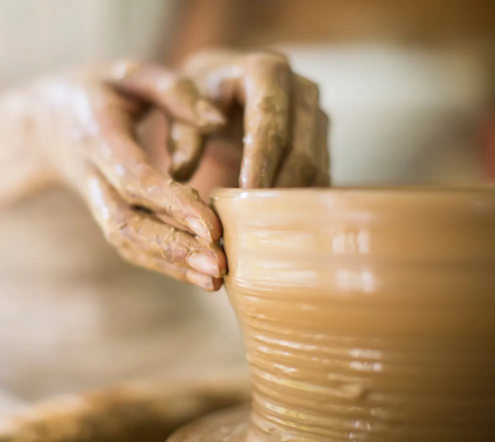 Person som lager keramikk