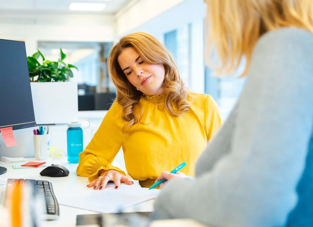 Ung kvinne i samtale med kollega