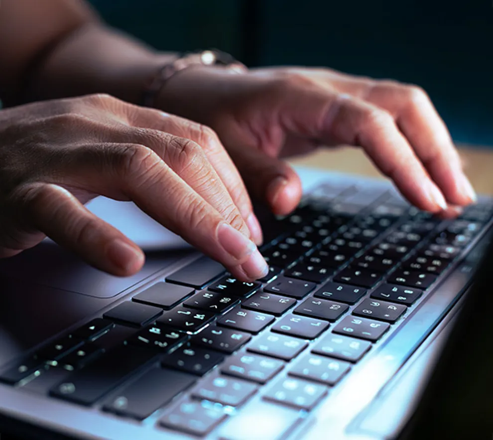 Person som skriver på PC