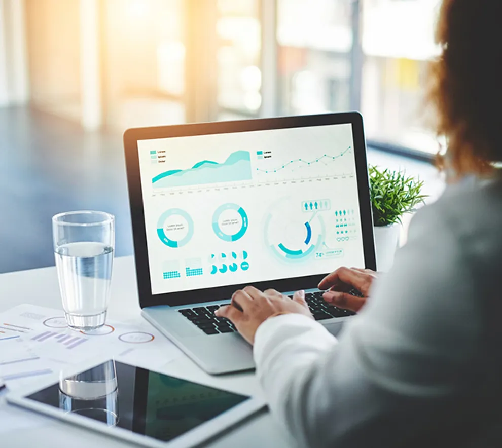 Kvinne som jobber på PC med grafer