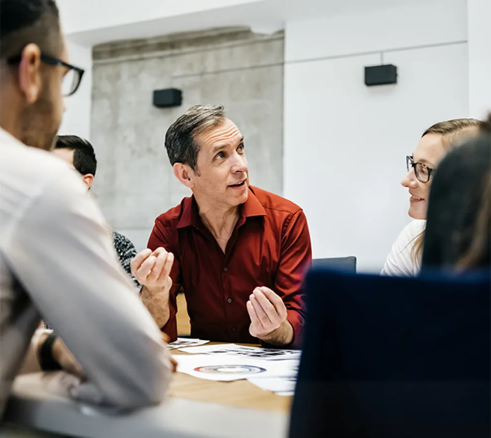 Person som snakker i møte