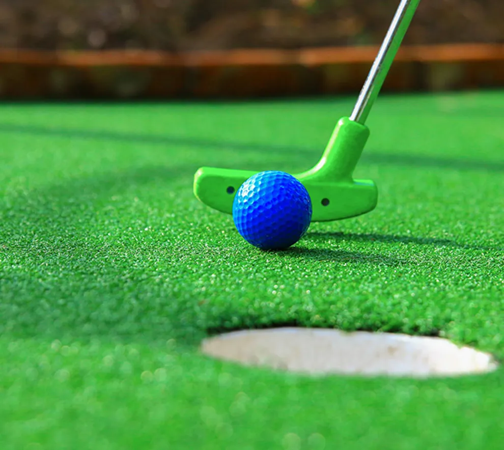 Nærbilde av golfkølle og golfball
