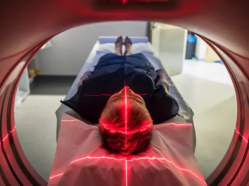 Person som blir scannet i PET-scanner