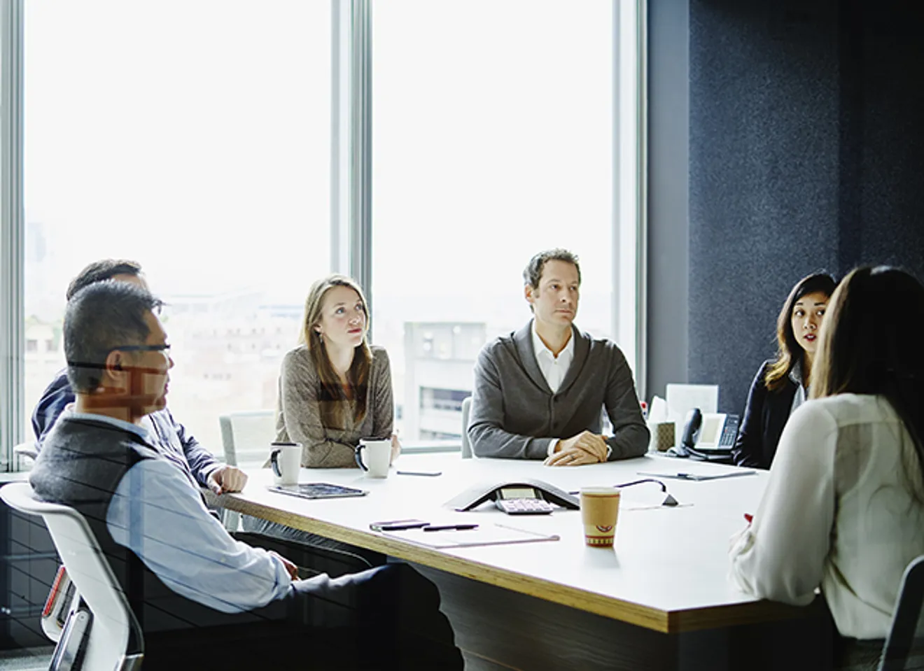 Kollegaer som sitter i et møterom