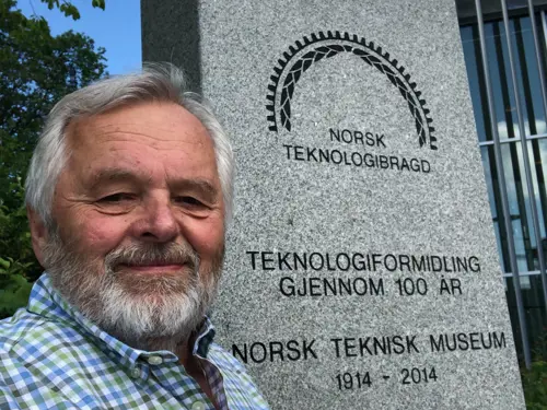 Terje Hassel foran Tekna-bauta ved Norsk Teknisk Museum
