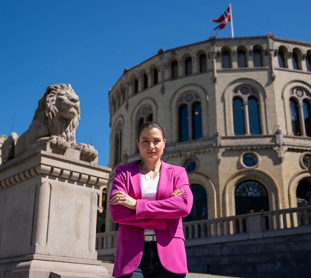 Elisabet Haugsbø foran Stortinget