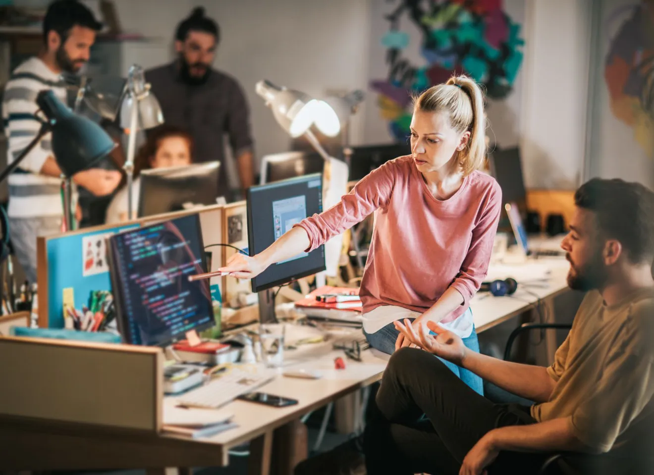 Illustrasjonsbilde av unge programvareutviklere som samarbeider i et kontormiljø