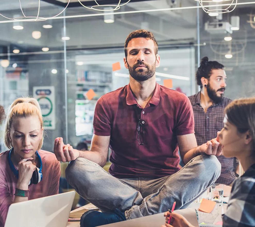 Mann som mediterer på jobb