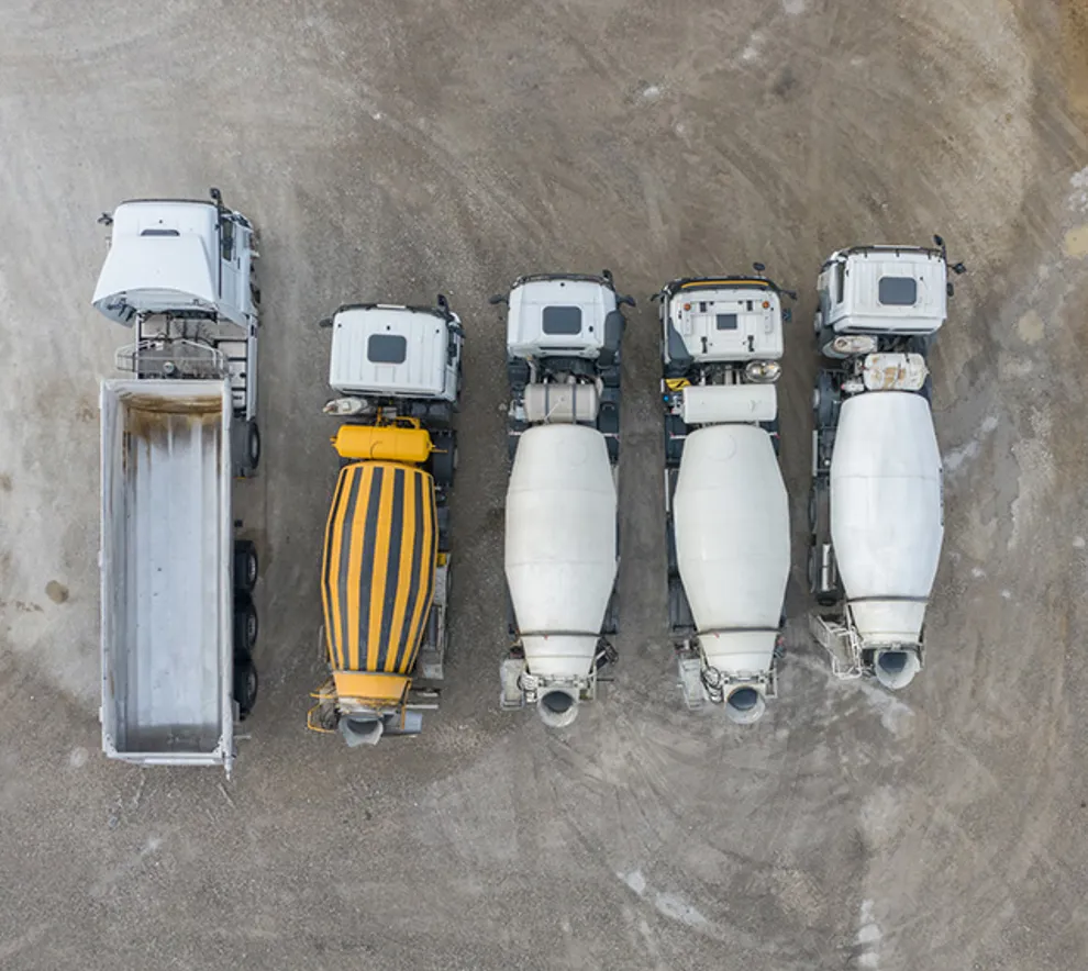 Fire lastebiler på arbeidsplass