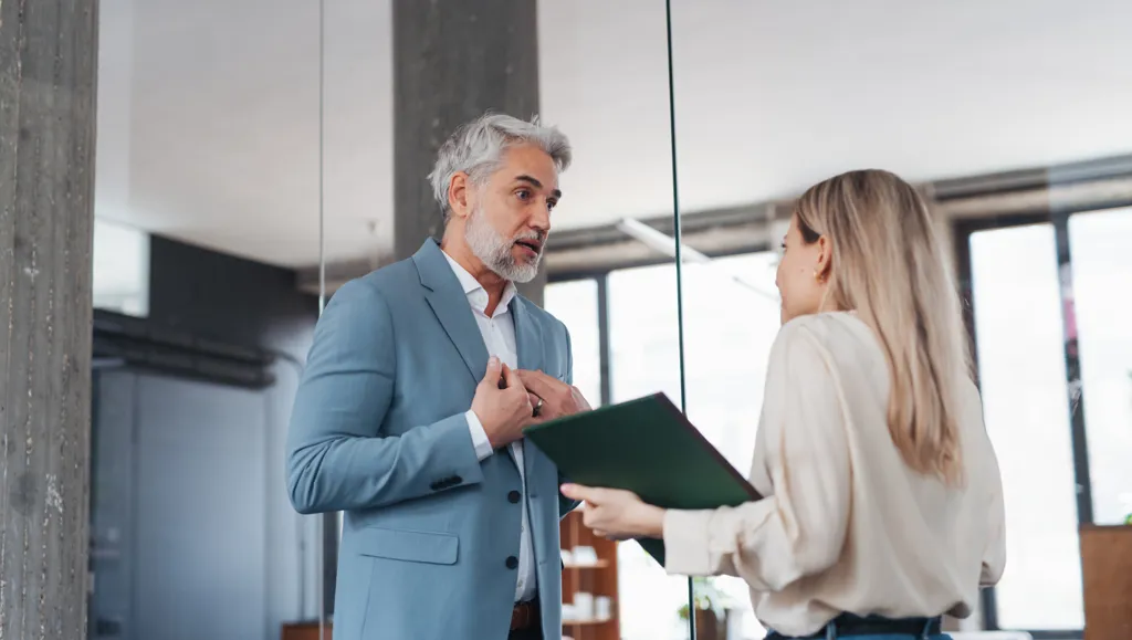 sjef og ansatt diskuterer
