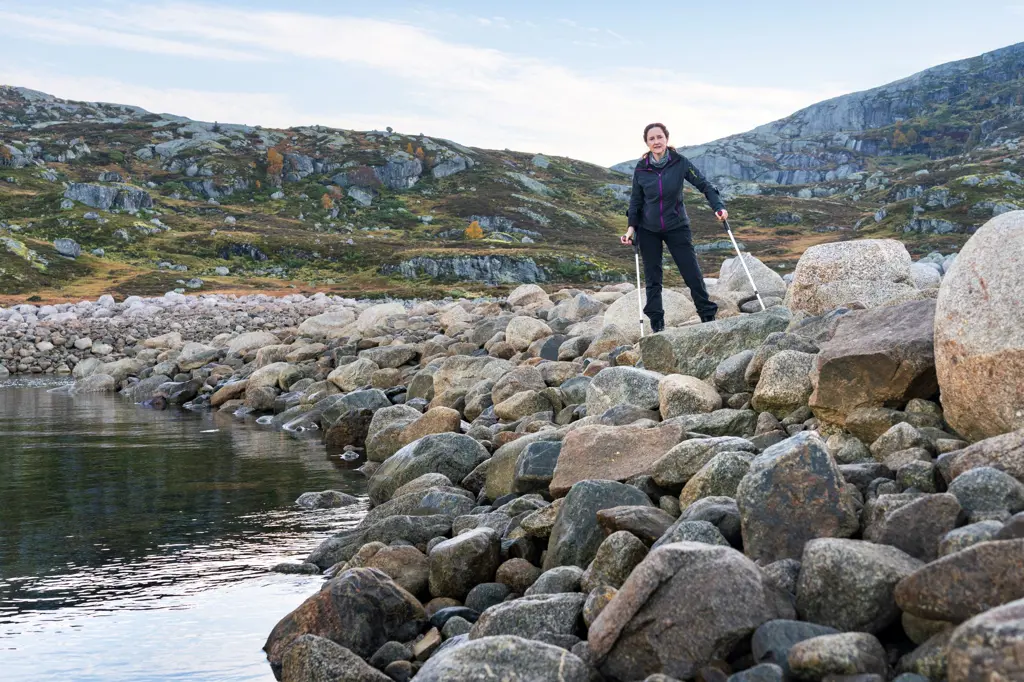 Kvinne m krykker står på rullestein