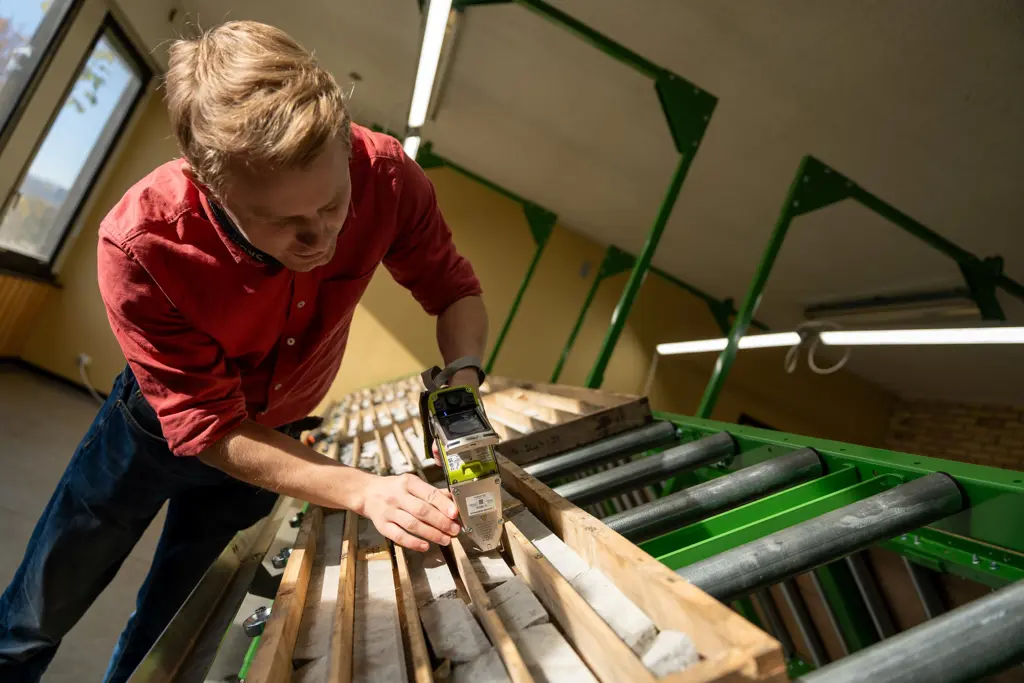 Geolog bruker håndholdt apparat