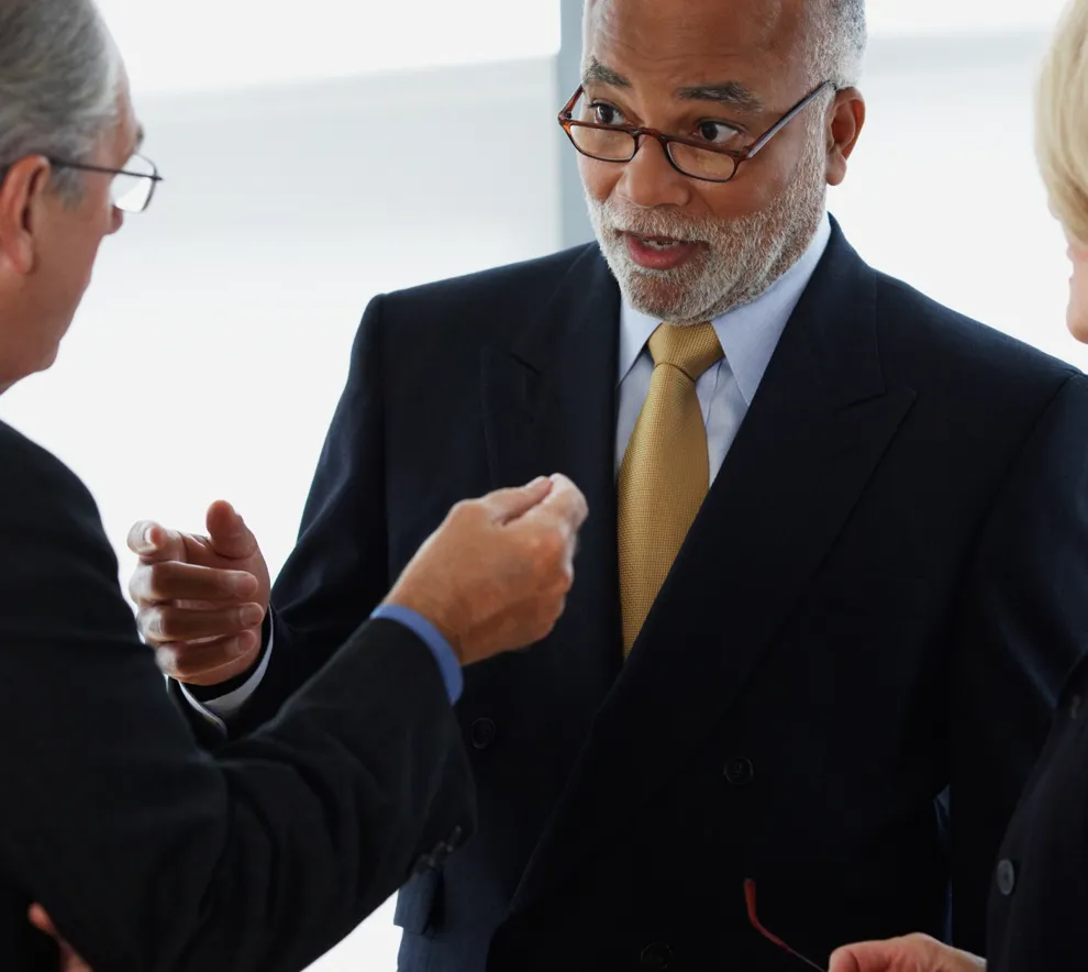 To menn som diskuterer