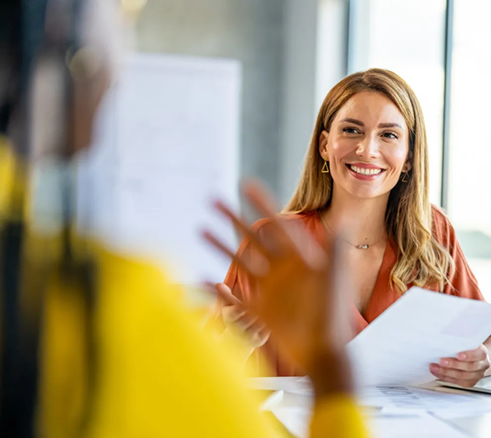 kvinne i møte med en annen