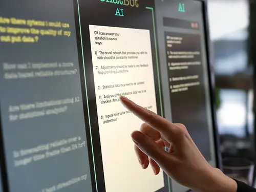 En finger som peker på en dataskjerm hvor det står: ChatBot AI