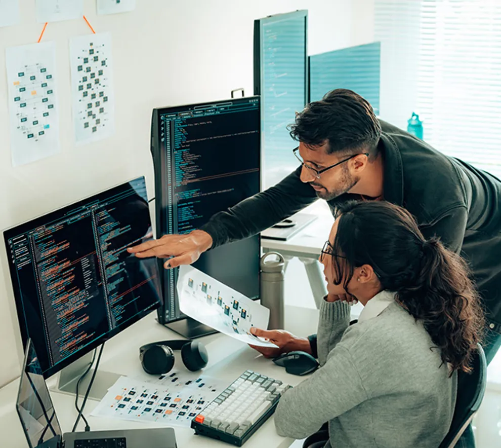 Mann og kvinne som jobber med koding