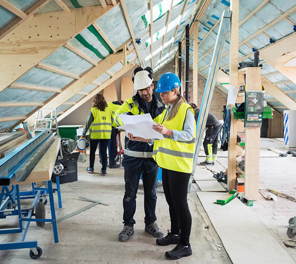 Arbeidere på oppusningsområde