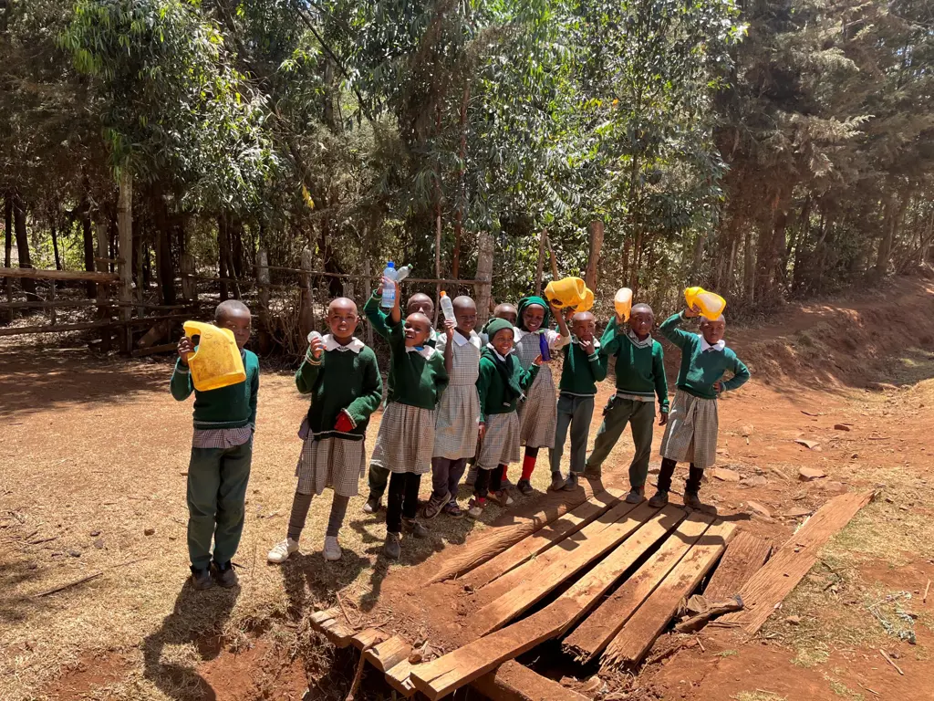 Glade barn ved skole i Kenya