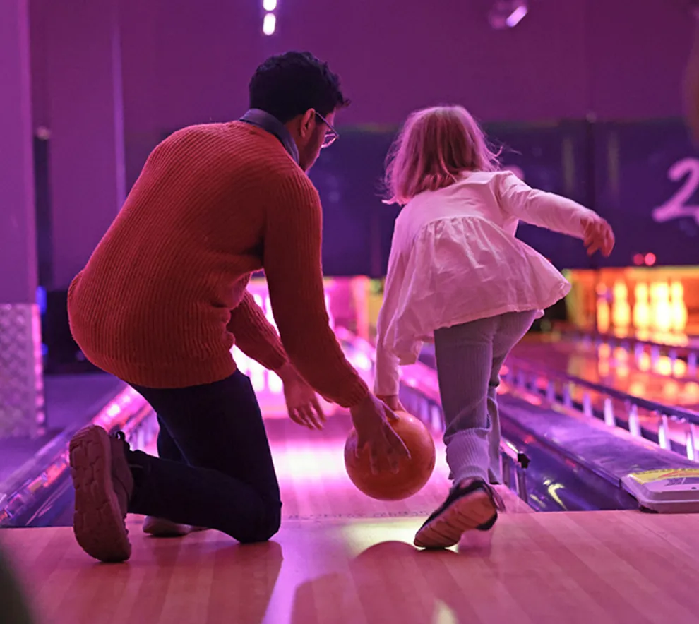 Far og datter som bowler
