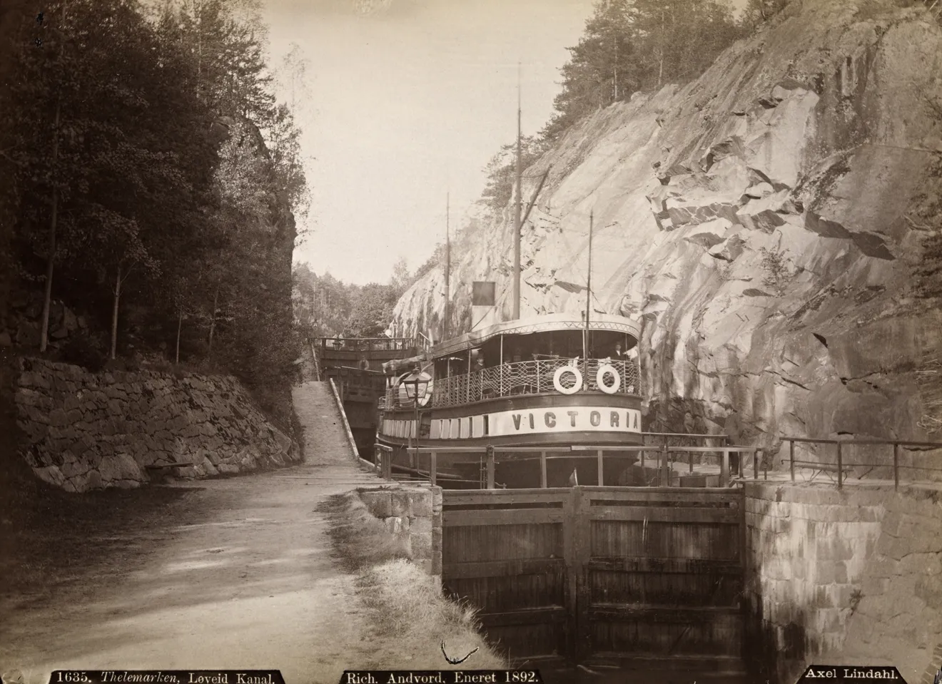 sort hvitt foto av dampskip i en kanalsluse