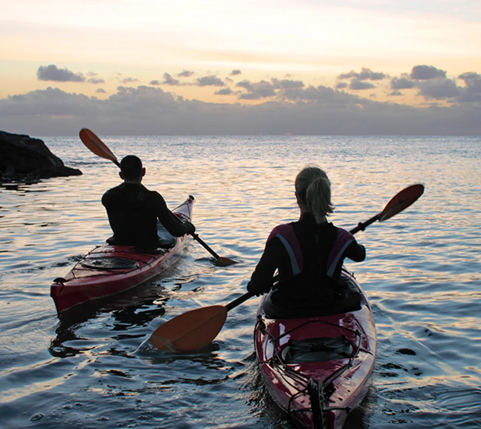 To personer som padler kajakk