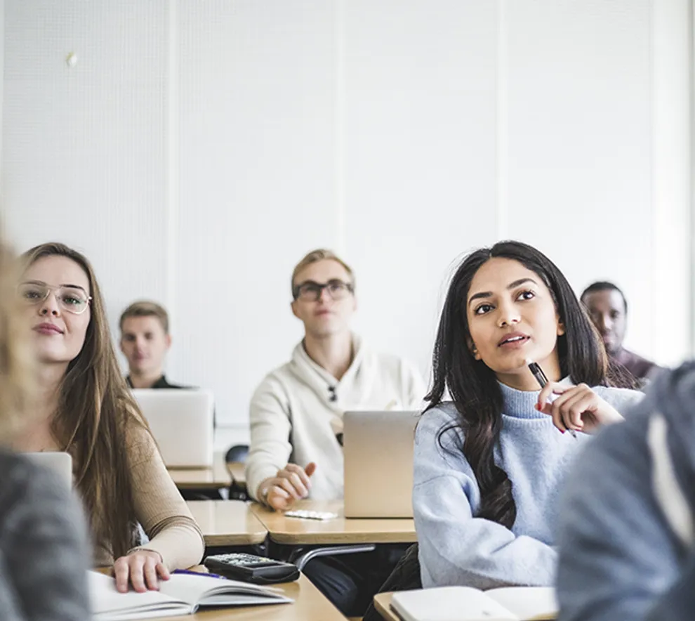 Studenter som følger med på undervisning