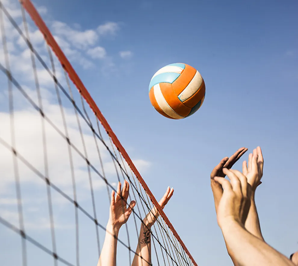 Ball i luften på vei over volleyballnettet