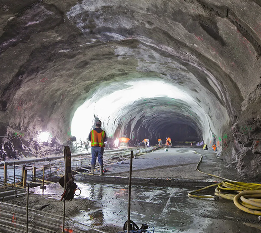 Byggningsarbeidere i tunnel