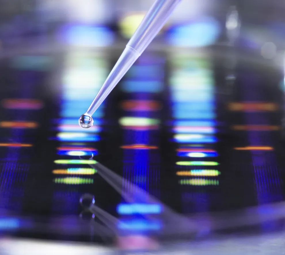 pipette over blå digital bakgrunn