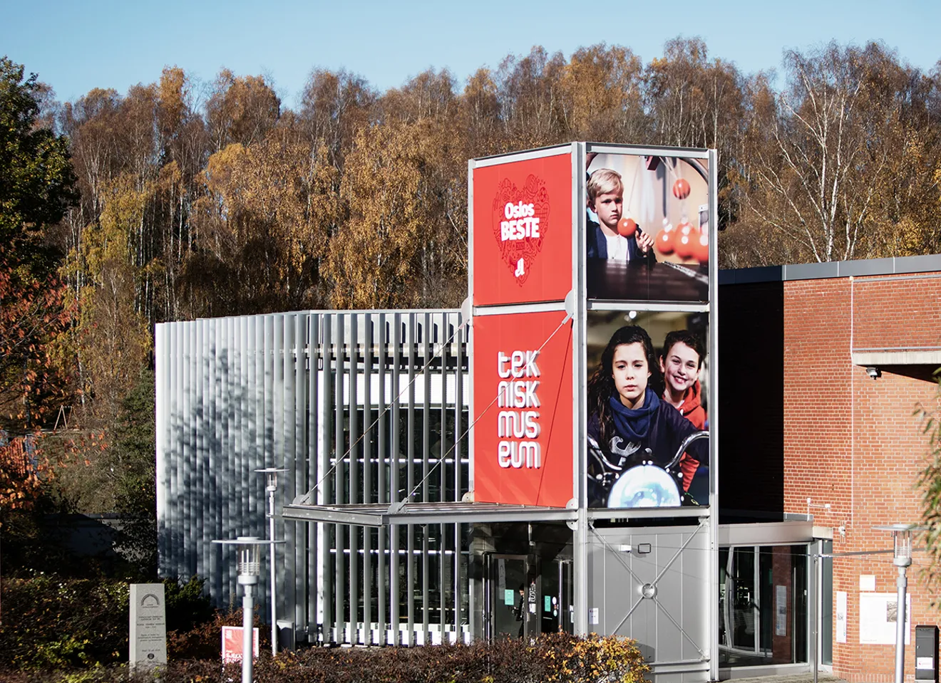 En moderne bygning med et skilt som bærer logoen til Teknisk museum