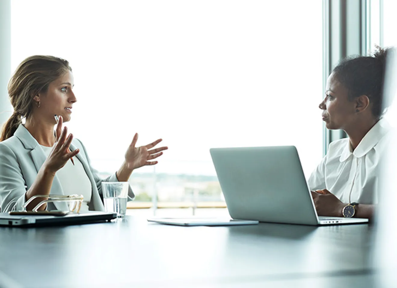 To personer i samtale