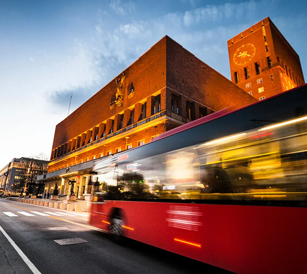Buss som kjører forbi Oslo Rådhus
