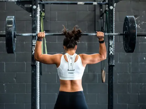 Kvinne på gym som klarer å løfte tunge vekter