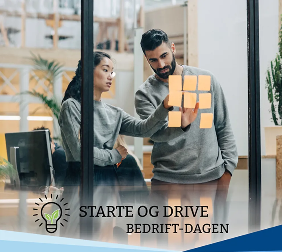 To kolleger står sammen og diskuterer problemstillinger illustrert med post-it-lapper på et vindu