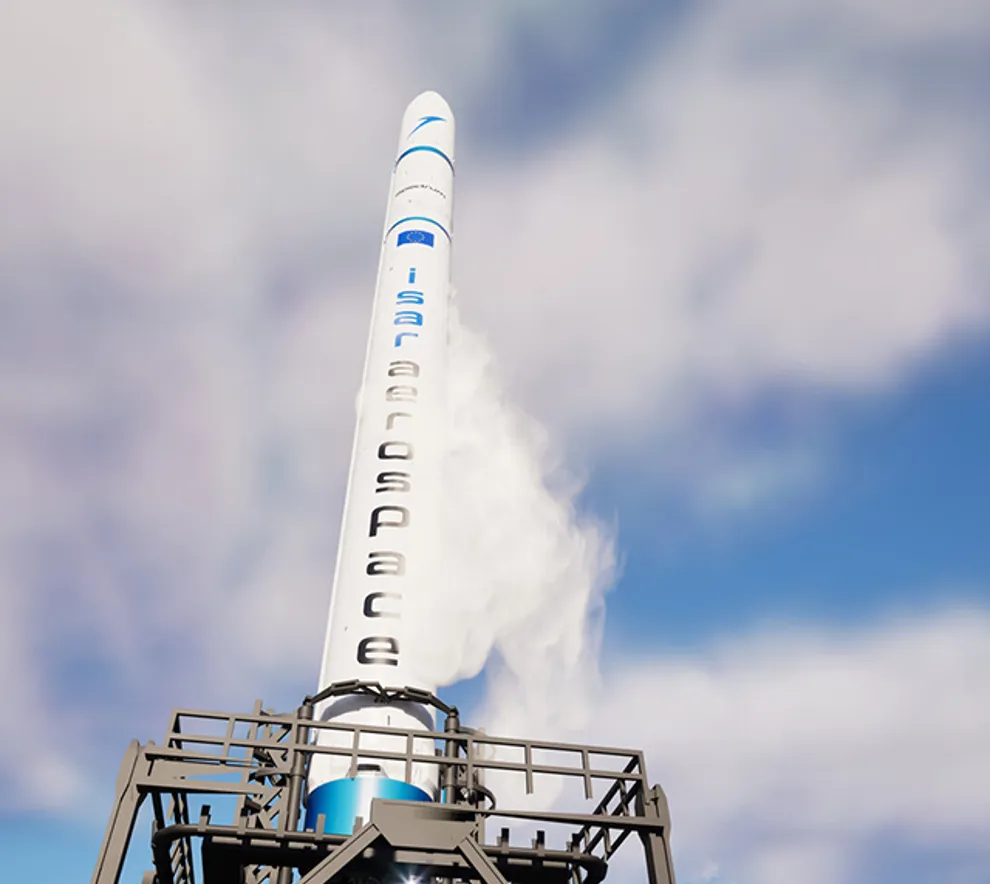 Raketten Spectrum fra Isar Aerospace står klar på oppskytningsplattformen med damp som strømmer ut, forberedt for oppskytning ved Andøya Spaceport.