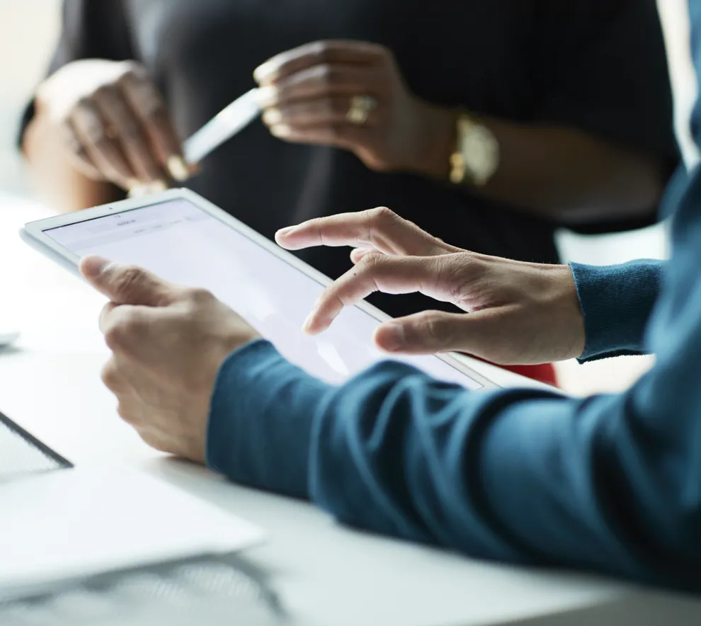 To personer sitter sammen i et møte.