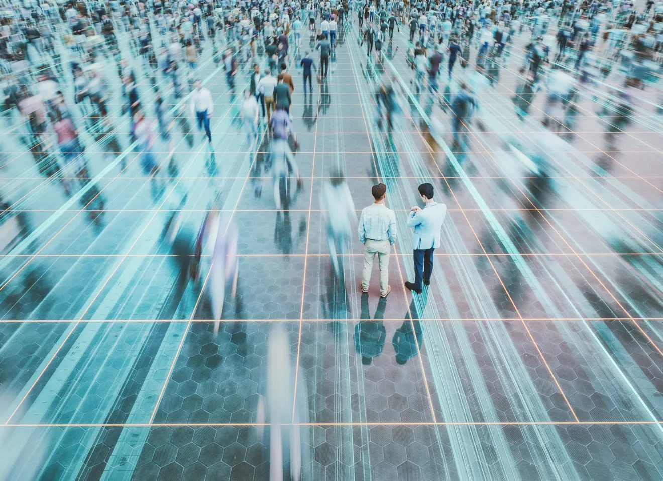Timelapse bilde ovenfra av noen mennesker som står i ro mens mange andre går forbi så fort at de er uskarpe